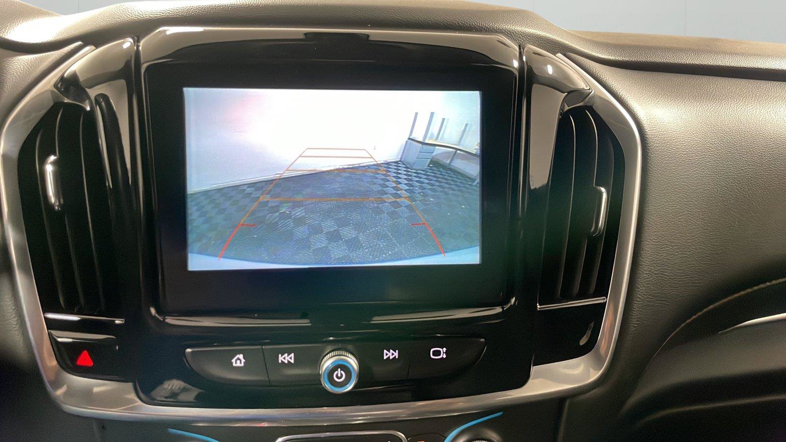 Used 2018 Chevrolet Traverse LT FWD image 17