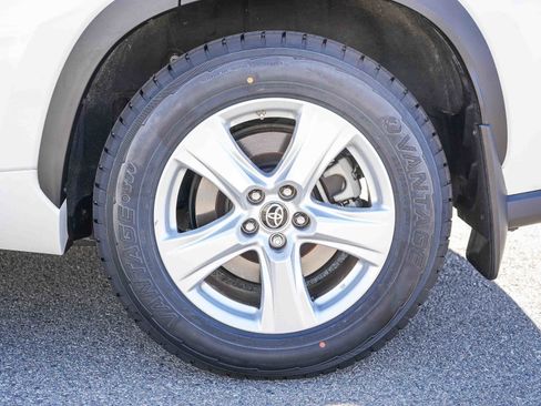 Used 2021 Toyota Highlander LE image 10