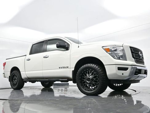 Used 2021 Nissan Titan SV w/ SV Convenience Package image 38