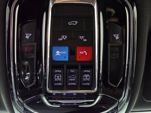 Used 2022 Jeep Grand Cherokee Summit w/ Luxury Tech Group V AWD/4WD image 29