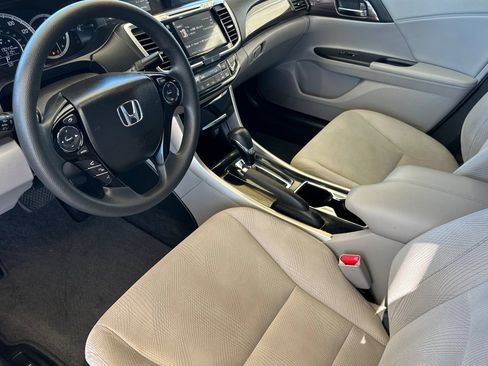 Used 2017 Honda Accord EX image 10