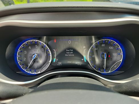 Used 2024 Chrysler Pacifica Touring-L FWD image 24