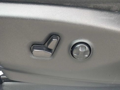 Used 2024 Chrysler Pacifica Touring-L FWD image 21