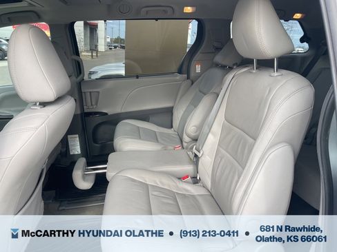 Used 2017 Toyota Sienna XLE image 5