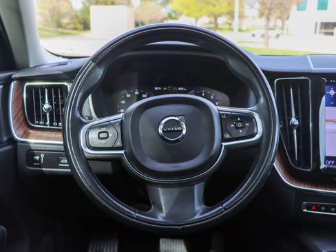 Used 2021 Volvo XC60 T6 Momentum w/ Premium Package AWD/4WD image 28
