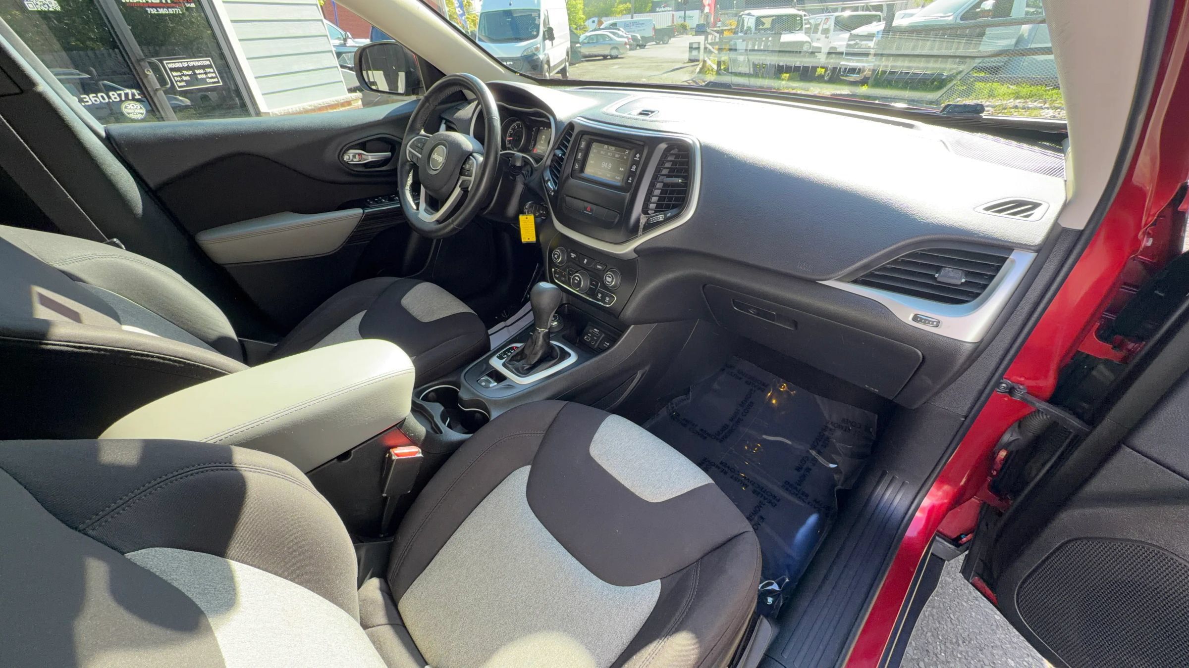 Used 2014 Jeep Cherokee Latitude w/ Cold Weather Group AWD/4WD image 30