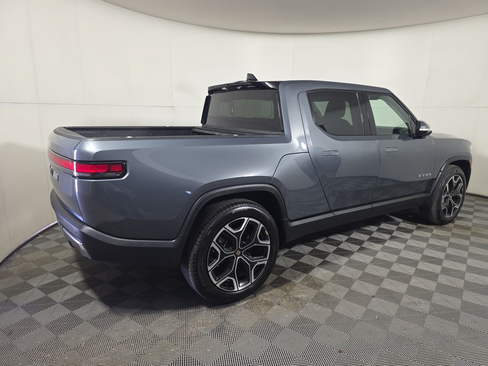 Used 2024 Rivian R1T Adventure Dual AWD/4WD image 5