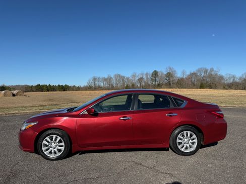 Used 2017 Nissan Altima 2.5 S w/ Power Driver Seat Package image 2