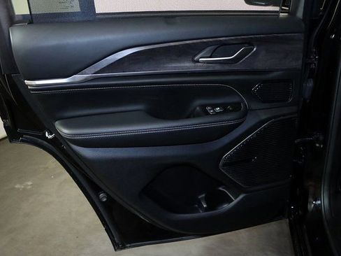 Used 2022 Jeep Grand Cherokee Overland w/ Luxury Tech Group IV image 28