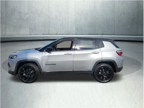 Used 2024 Jeep Compass Latitude w/ Sun and Sound Group AWD/4WD image 2