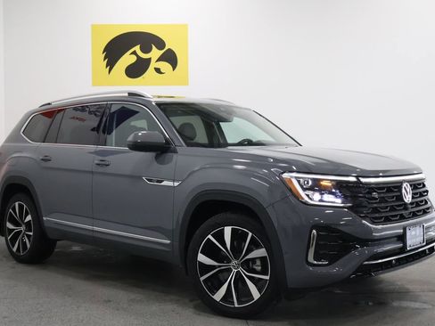 Used 2025 Volkswagen Atlas SEL Premium R-Line image 2