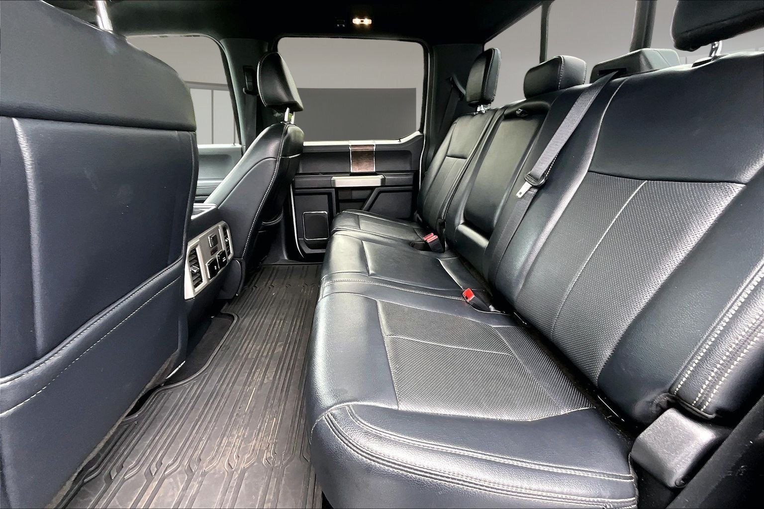 Used 2022 Ford F250 Lariat w/ Black Appearance Package AWD/4WD image 25