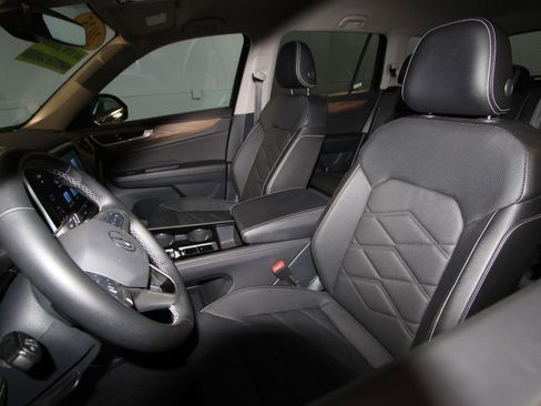 Used 2025 Volkswagen Atlas SE image 4