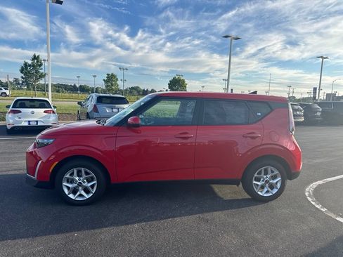 Used 2024 Kia Soul LX w/ Option Group 015 FWD image 4