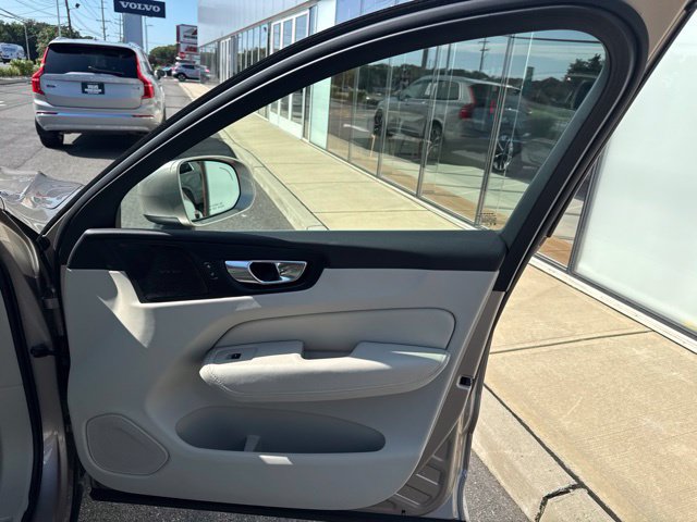Used 2023 Volvo XC60 B5 Plus w/ Climate Package AWD/4WD image 14