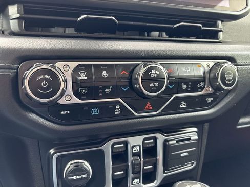 Used 2024 Jeep Wrangler Unlimited Sahara AWD/4WD image 17