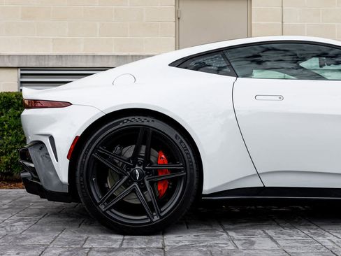 Used 2025 Aston Martin V8 Vantage Coupe image 17