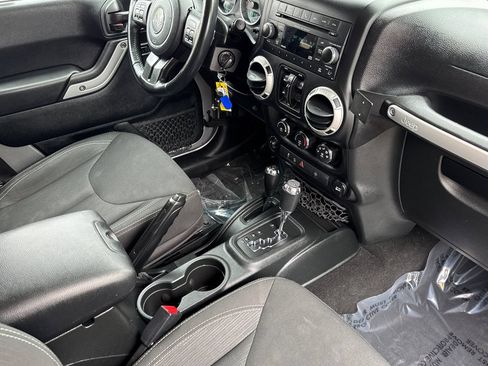 Used 2018 Jeep Wrangler Unlimited Rubicon w/ Connectivity Group AWD/4WD image 17
