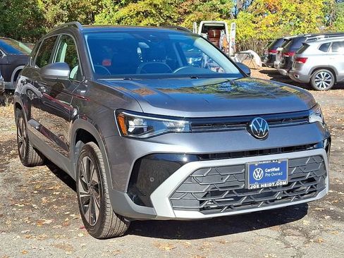 Certified 2025 Volkswagen Taos SE w/ Panoramic Sunroof Package image 2