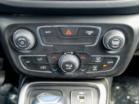 Used 2021 Jeep Compass Latitude image 42