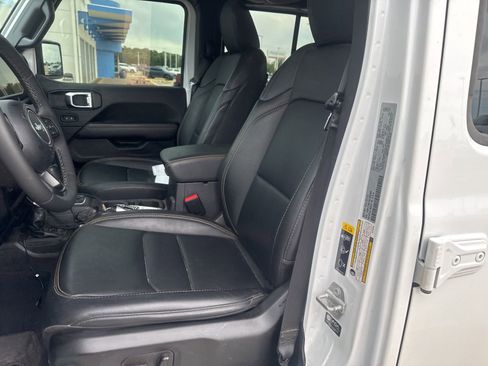 Used 2025 Jeep Gladiator Sport image 13