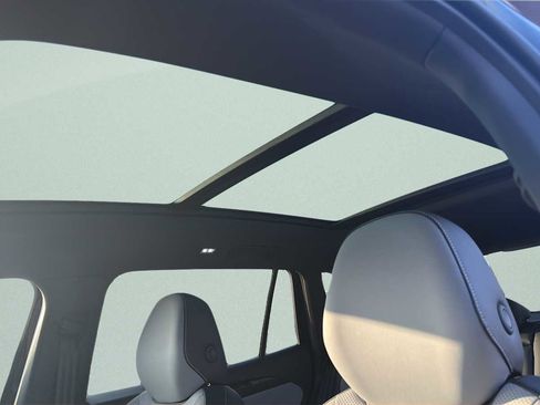 Used 2025 Volkswagen Tiguan SE R-Line image 30