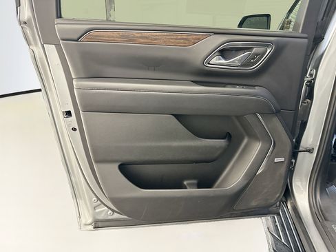 Used 2024 Chevrolet Suburban Premier image 27