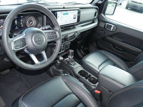 Used 2025 Jeep Wrangler Unlimited Sahara AWD/4WD image 16