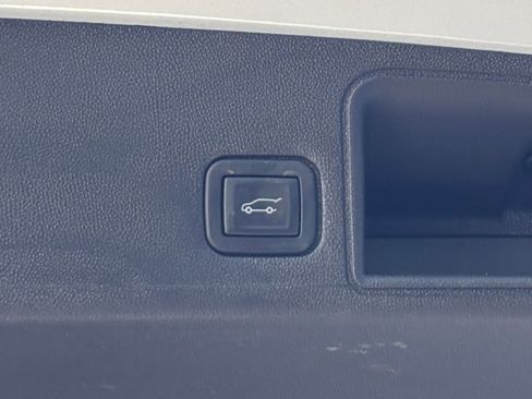 Used 2024 GMC Terrain SLT image 23