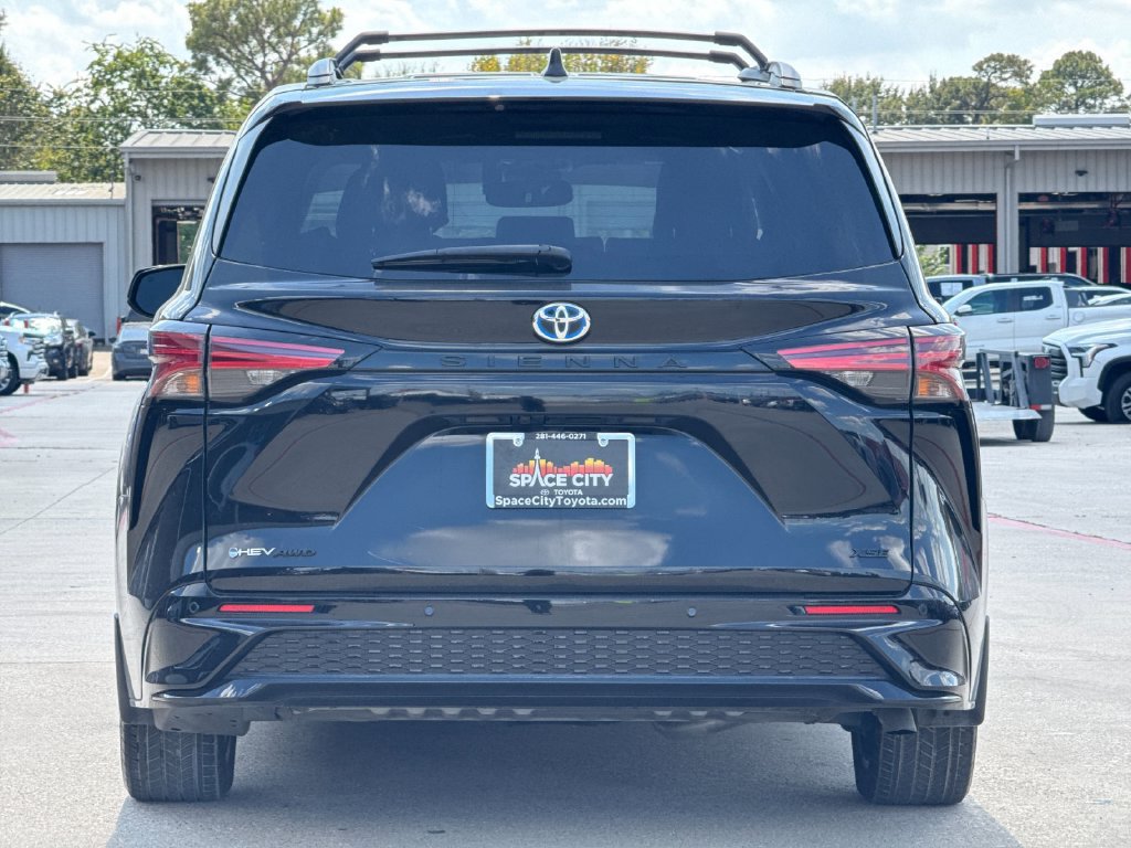Certified 2025 Toyota Sienna XSE FWD image 5