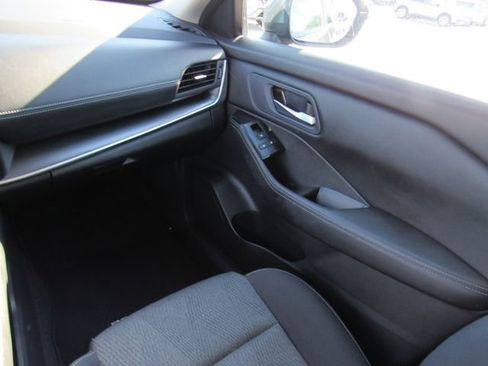 Used 2024 Nissan Rogue SV FWD image 17