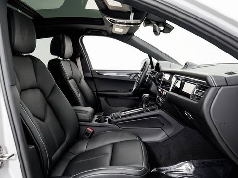 Used 2025 Porsche Macan image 25