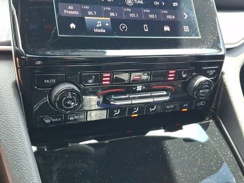 Certified 2023 Jeep Grand Cherokee Altitude AWD/4WD image 21