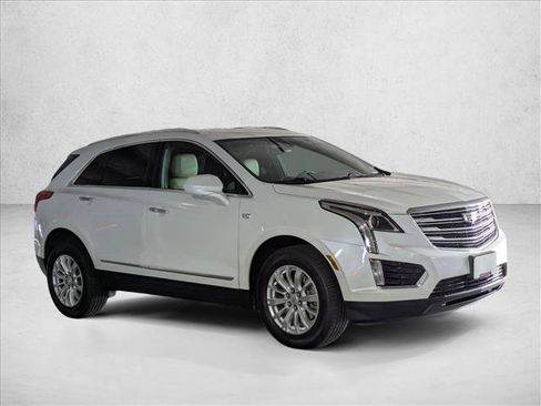 Used 2017 Cadillac XT5 FWD image 3