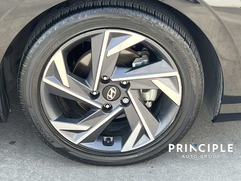 Used 2025 Hyundai Elantra Limited FWD image 4