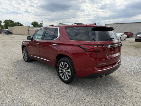 Used 2023 Chevrolet Traverse Premier FWD image 3