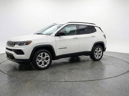 Used 2025 Jeep Compass Latitude AWD/4WD image 3