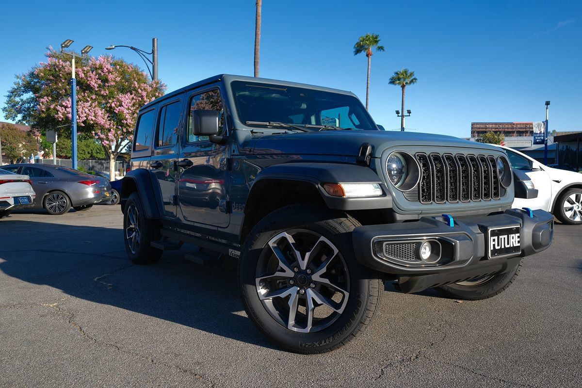 Used 2024 Jeep Wrangler Unlimited w/ Technology Group AWD/4WD image 3