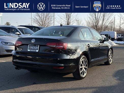 Used 2017 Volkswagen Jetta SE image 2