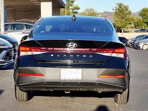 Certified 2025 Hyundai Elantra SE FWD image 5