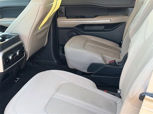 Used 2024 Ford Expedition Limited image 12