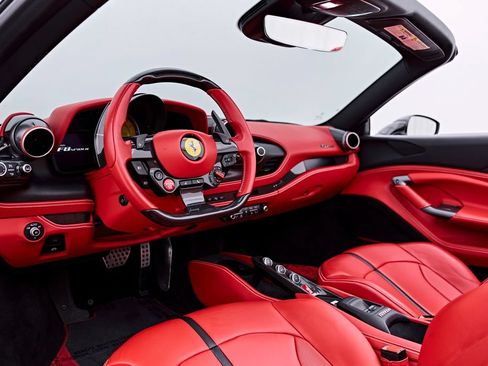 Used 2022 Ferrari F8 Tributo RWD image 2
