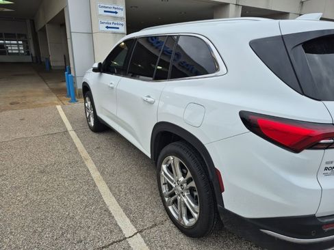 Used 2025 Buick Enclave Preferred w/ Power Package image 5