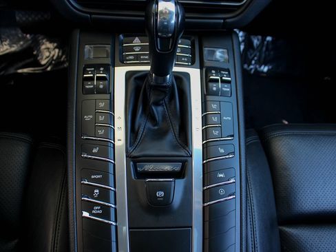 Used 2020 Porsche Macan AWD/4WD image 36