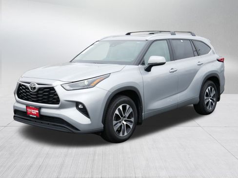 Certified 2023 Toyota Highlander XLE image 3