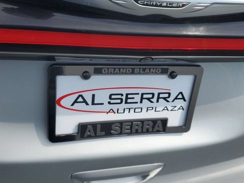 Used 2024 Chrysler Pacifica Touring-L FWD image 6