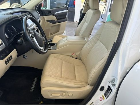 Used 2017 Toyota Highlander Plus FWD image 21