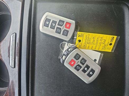 Used 2020 Toyota Sienna Limited Premium image 28