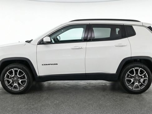 Used 2025 Jeep Compass Trailhawk w/ Trailer Tow Group AWD/4WD image 5