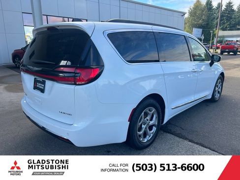 Used 2023 Chrysler Pacifica Limited FWD image 5